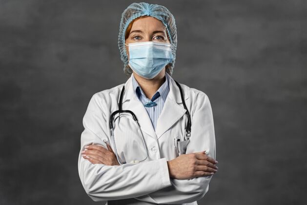 发网戴着医用面罩和发网的女医生的正面图医生女性工作