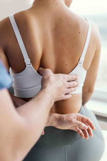 非侵入性男性骨科治疗师检查女性患者的背痛骨病骨病健康
