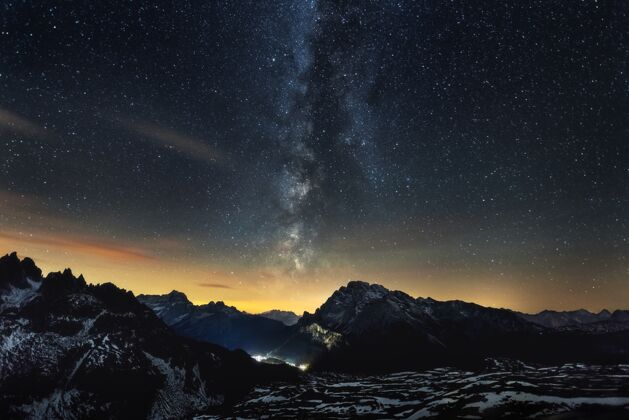 风景银河在意大利阿尔卑斯山上的壮丽景色山夜晚高山