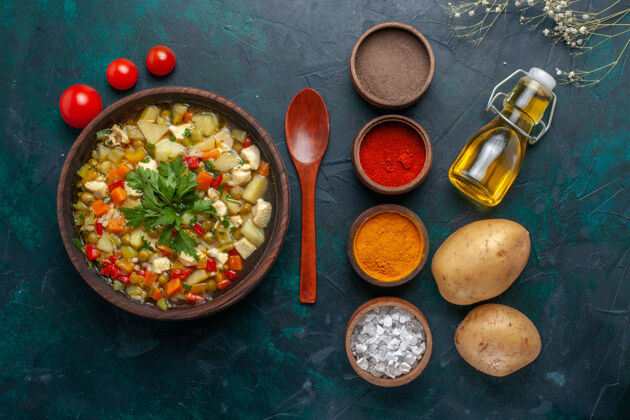 汤俯瞰美味的蔬菜汤与橄榄油和不同的调味品对黑暗的背景成分蔬菜汤色拉油美食配料背景