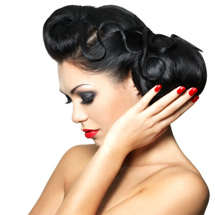 化妆品美丽的时尚女性 红唇 指甲和创意发型-隔离在白墙上修剪指甲女红唇