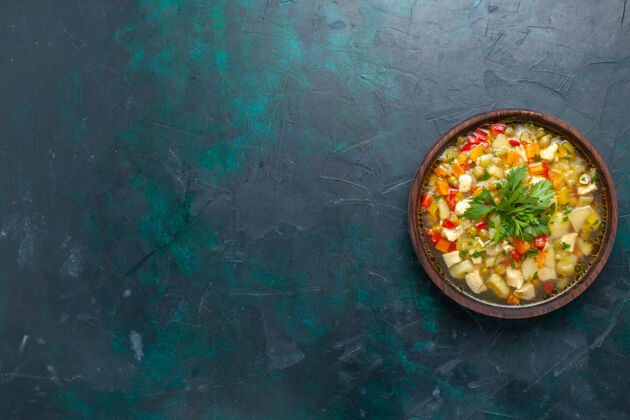 生的顶看美味的蔬菜汤里面有不同的配料棕色的锅在黑暗的桌子上汤蔬菜酱餐食品热菜酱汁西红柿餐
