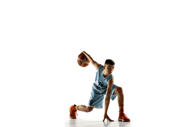 小伙子在白色工作室背景上 年轻篮球运动员拿着一个孤立的球的全长肖像青少年训练和练习 动作运动的概念 动作 健康的生活方式 广告饱满运动员专业
