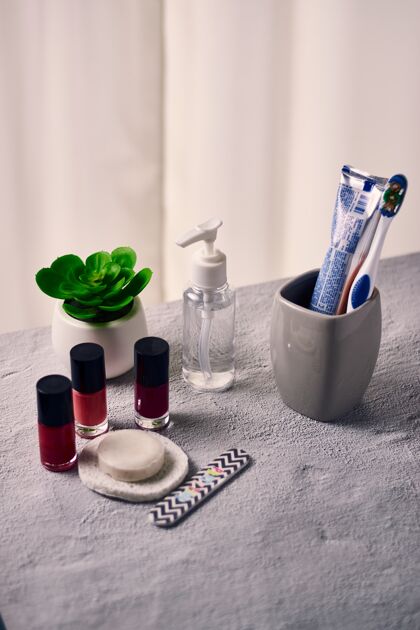 工作指甲油 肥皂 牙刷 指甲锉 海绵 一瓶消毒剂和植物浴缸液体架子