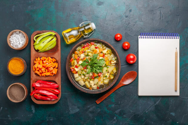 餐厅俯瞰美味的蔬菜汤 用不同的配料和调味料在黑暗的表面上汤蔬菜酱食物热食物餐热的生的餐