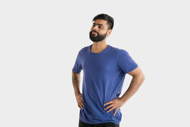 惊讶美丽的男性半身肖像隔离在白色的工作室背景年轻情绪化的印度教男子在蓝色衬衫面部表情 人类情感 广告概念站立和微笑肖像年轻瘦身