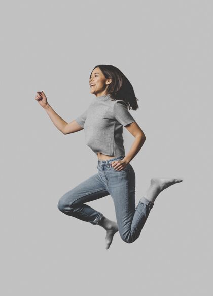 快乐女人在空中跳跃的侧视图跳跃女性快乐