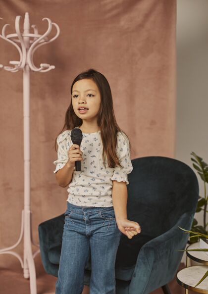 歌手小女孩在家学唱歌艺术家课年轻人