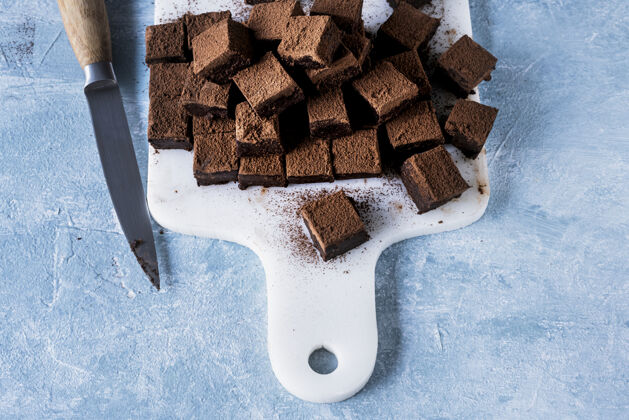 正方形巧克力甘纳切松露广场与可可粉被切成方块烹饪面包房美食