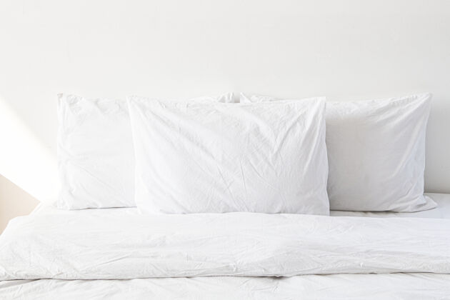 房间白色卧室的床上放着白色的床单装饰放松最小