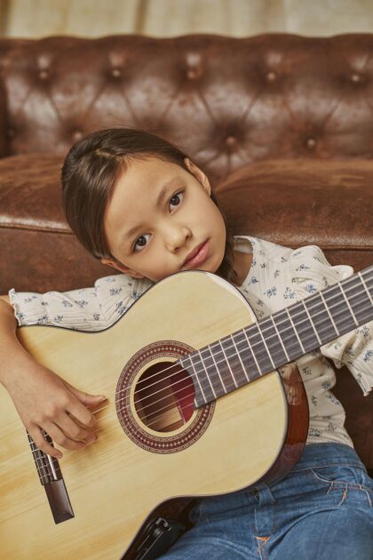 年轻小女孩在家弹吉他艺术家音乐家天才