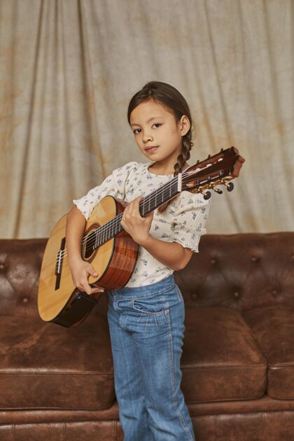 年轻在家弹吉他的小女孩艺术家天才学习