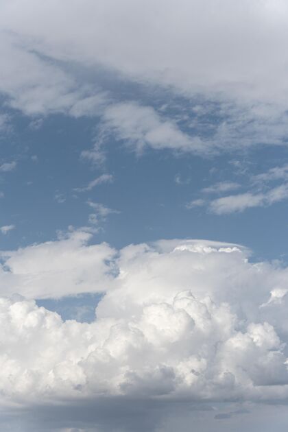 多云白天天空中不同形状的云美丽天云