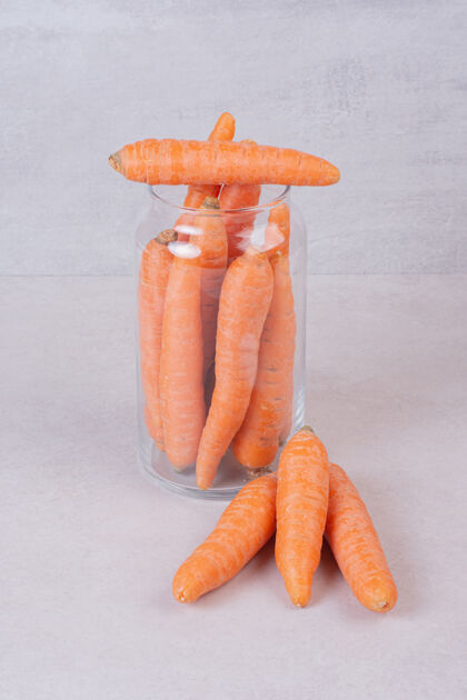 胡萝卜许多新鲜的胡萝卜在白色的表面新鲜食物生的
