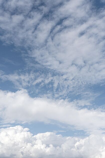 空气蓝天与风云垂直射击多云天空自由