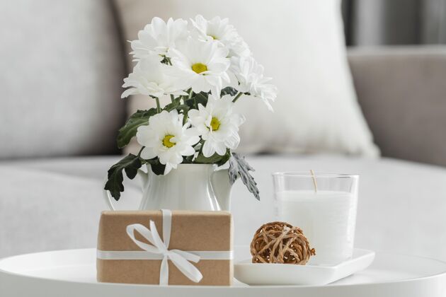 自然一束白色的鲜花放在一个花瓶里 还有包装好的礼物蔬菜植物安排
