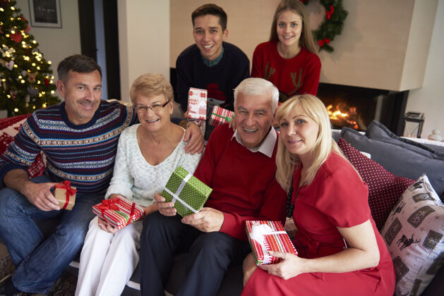 圣诞礼物全家人在一张照片上微笑客厅一群人