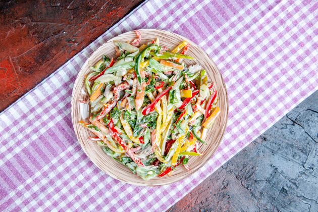 深色顶视图蔬菜沙拉在盘子上在桌布上在暗红色的桌子上美味豆芽午餐