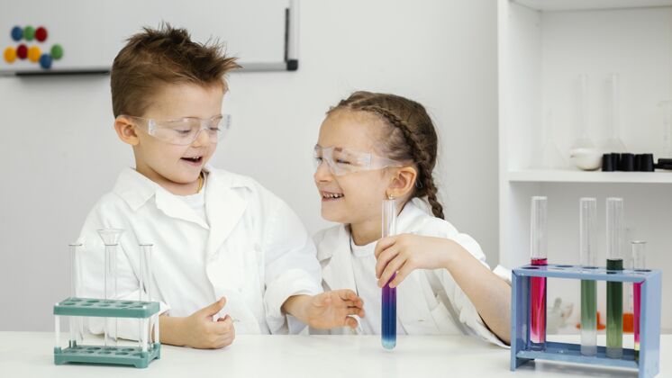 实验室外套年轻的男女科学家在实验室做实验 玩得很开心学习水平男孩
