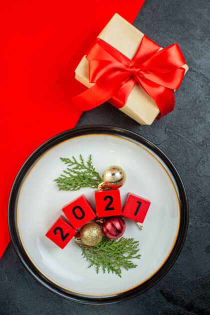 容器上图是盘子上的装饰配件编号和深色桌子上的礼物胡椒粉托盘餐厅