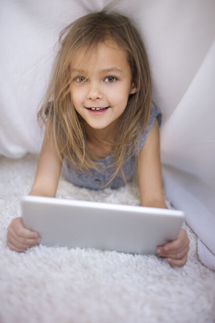肖像手持数字平板电脑的可爱女孩的肖像无辜平板电脑毯子