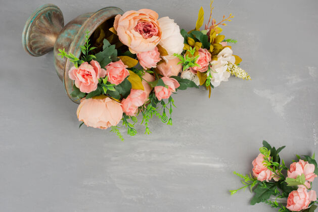 叶子花瓶里有美丽的粉红色和白色的花礼品各种灌木
