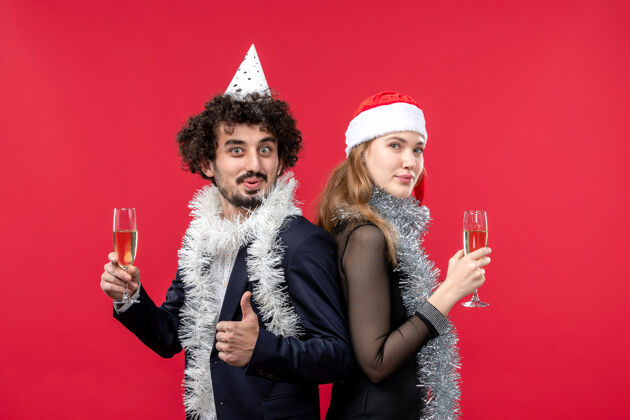 性感年轻幸福的情侣庆祝新年派对圣诞爱情成人美丽肖像