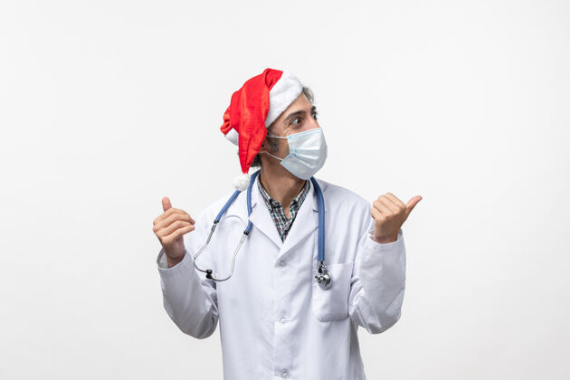 大流行正面图男医生带着无菌口罩在白色地板上共济病毒大流行新年视图医院圣诞节