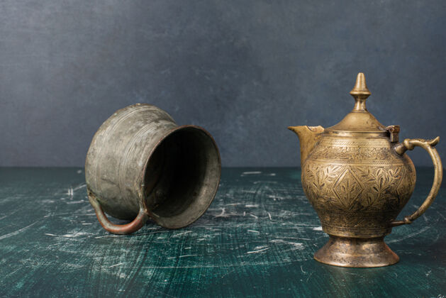 饮料大理石桌上的经典茶壶和花瓶经典陶器壶