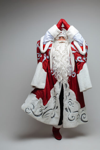 冬天圣诞老人一只脚站在树上的姿势站立服装节日