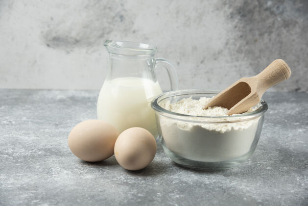 面粉面粉 鸡蛋和牛奶放在大理石上鸡蛋厨房制作