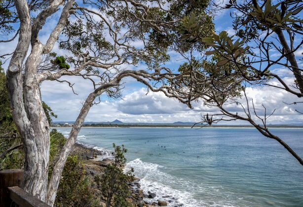 岛屿在澳大利亚昆士兰州的努萨国家公园 蓝色多云的天空下 绿色植物环绕着大海海洋和平头