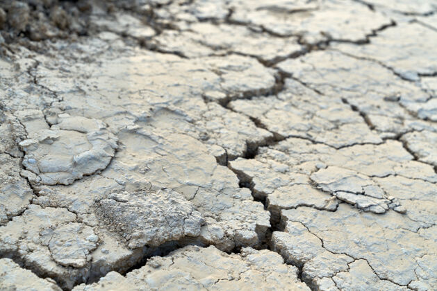 表面肮脏土壤中巨大裂缝的俯视图沙漠干旱的概念干旱肮脏抽象