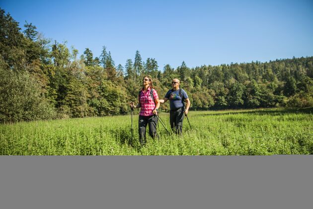 原木一对游客夫妇在一个自然公园的土路在拉科夫斯科贾恩 斯洛文尼亚长途跋涉斯洛文尼亚泥土