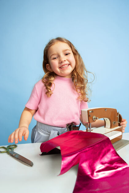 快乐小女孩拿着缝纫机快乐童年缝纫机