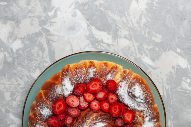 蛋糕白色桌面上的美味草莓派和糖粉可食用水果饼干甜食