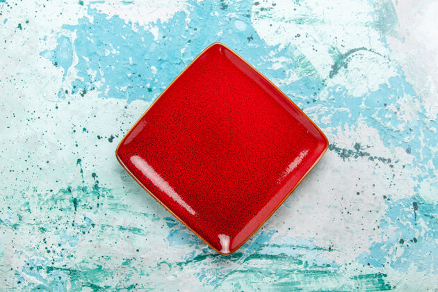 钱包顶视图红色的正方形板形成了淡蓝色的背景空空的灯盘子