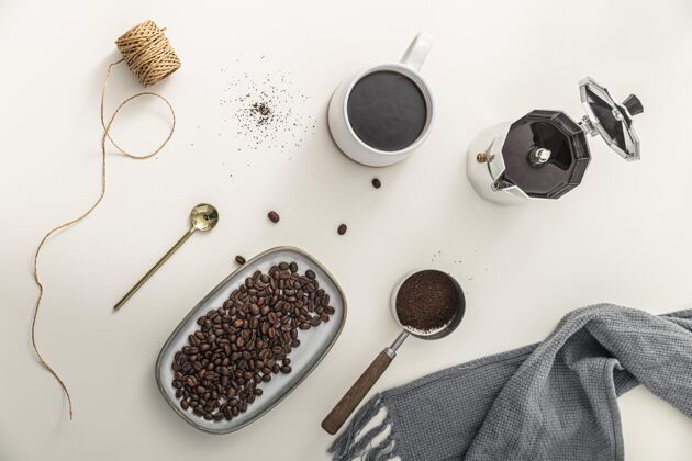 纺织品带咖啡豆和马克杯的托盘顶视图咖啡杯子压榨