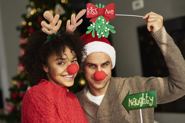 服装情侣们想在槲寄生下接吻是一个传统债券圣诞节圣诞老人