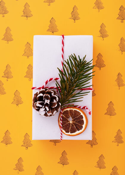 包装平铺的白色装饰礼盒 圣诞树图案的橙色背景切片铺设礼物