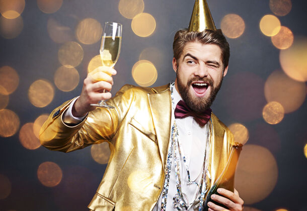 男人在派对上提供香槟和调情的男人西装活动跳舞