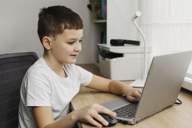 房间侧视图男孩一个家使用笔记本电脑数码设备家数码