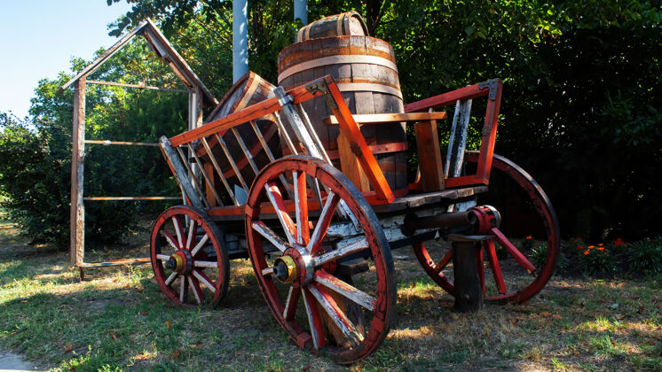 摩尔多瓦一辆旧的木制马车 里面有木制的轮子和桶 在摩尔多瓦的瓦鲁尔凯尔麦克马车木材垃圾