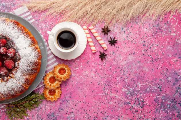 饼干顶视图美味草莓蛋糕糖粉饼干和茶浅粉色背景蛋糕甜饼干饼干茶视图粉的生的