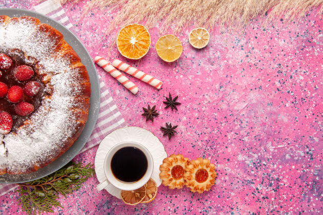 蛋糕俯瞰美味草莓蛋糕糖粉饼干和茶浅粉色背景蛋糕甜甜饼干饼干茶背景饮料香味