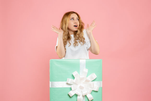 礼物正面图年轻女性站在礼品盒内情感里面年份