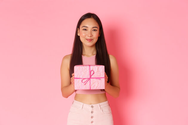 时尚带礼盒的年轻女子亚洲模特盒子