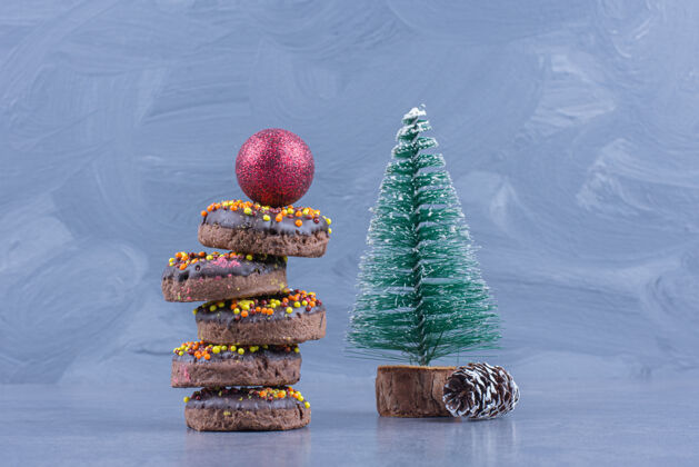 球带圣诞球和圣诞树的巧克力甜甜圈食物糕点吃