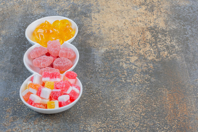 小吃各种白色盘子里的甜果冻糖果高质量的照片营养各种糖果