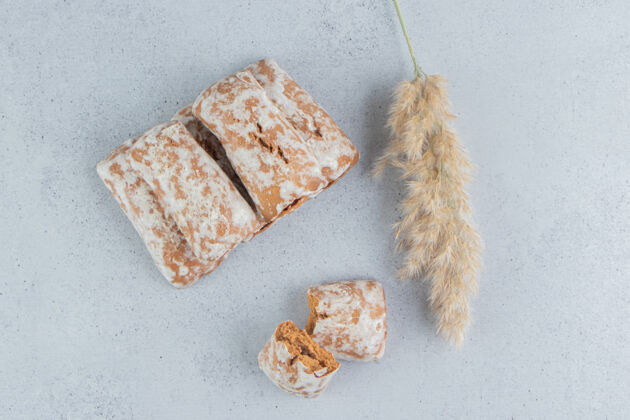 茎饼干包装捆绑在一起旁边的羽毛草秸秆大理石背景美味香料羽毛
